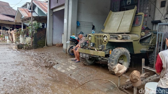 Warga di Manado, Sulut membersihkan rumah pascabanjir bandang.