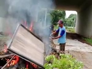 Warga Probolinggo Bakar Ban Bekas Tuntut PT Waskita Perbaiki Jalan Rusak