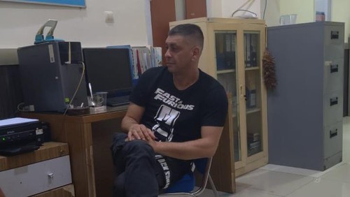 WNA Bulgaria Plamen Petkov Beshirov, terdakwa kasus scamming buronan Kejari Pasuruan ditangkap di Mataram, NTB, Jumat (27/1/2023).