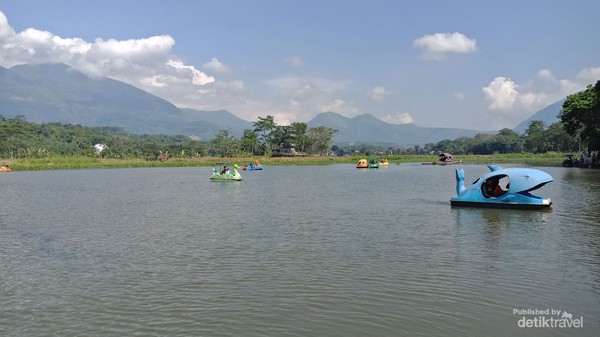 Situ Cangkuang yang sangat luas jadi wahana air wisatawan naik getek, bebek-bebekan berkeliling menikmati indahnya danau.