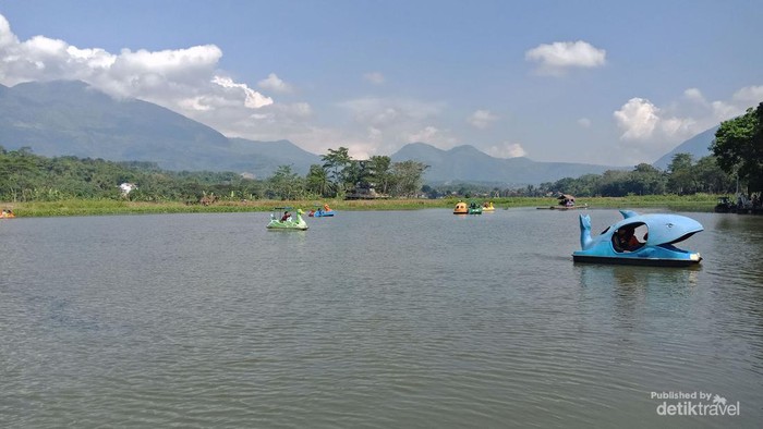 Situ Cangkuang yang sangat luas jadi wahana air wisatawan naik gethek, bebek bebekan berkeliling menikmati indahnya danau