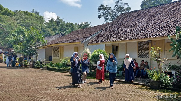 Kampung Pulo adalah salah satu objek wisata yang unik. Masyarakat kampung ini tidak boleh menambah bangunan tempat tinggal.