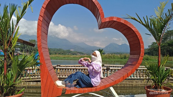 Dipinggir Situ Cangkuang banyak sekali area spot untuk berfoto dan juga tersedia gazebo jika ingin beristirahat sambil menikmati keindahan situ.
