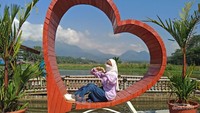 Dipinggir Situ Cangkuang banyak sekali area spot untuk berfoto dan juga tersedia gazebo jika ingin beristirahat sambil menikmati keindahan situ.