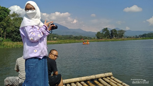 Jika ingin ke Candi Cangkuang harus menyeberang dulu melalui Situ Cangkuang dengan naik perahu getek atau rakit bambu.