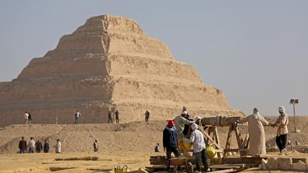 CAIRO, EGYPT- JANUARY 26: Egyptian archaeological workers excavating the site of the Step Pyramid of Djoser in Saqqara during the announcement of new discoveries at the Director Bridge in Saqqara, on January 26, 2023 in Giza, Egypt. (Photo by Fadel Dawod/Getty Images)
