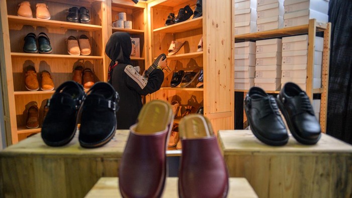 75 UMKM Islami Mejang di Sabuga Bandung Pengunjung mengamati sebuah produk kecantikan pada festival Takjub Akbar di Sabuga, Bandung, Jawa Barat, Minggu (29/1/2023). Festival Takjub Akbar yang diselenggarakan oleh Komunitas Tajir tersebut menampilkan produk dari 75 peserta yaitu pengusaha UMKM islami dalam rangka menggerakan roda ekonomi setelah sempat terdampak pendemi COVID-19. ANTARA FOTO/Raisan Al Farisi/nym.