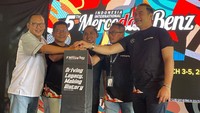 (Kanan-kiri) Presiden Mercedes Benz Club Indonesia Cecep Fajar, Managing Director PT Fasen Creative Quality Rachadian Nashidik, Ketua Umum NECI 03 Rully Heryadi, dan Dewan Pembina NECI O3 Ichan Fouristandi pose bersama saat Kickoff Merceday Benz di Jakarta, Minggu (29/1/2023).