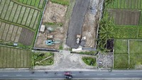Foto udara pembuatan akses jalan perumahan di tengah kawasan lahan pertanian produktif di Desa Bug-Bug, Kecamatan Lingsar, Lombok Barat, NTB, Minggu (29/1/2023).