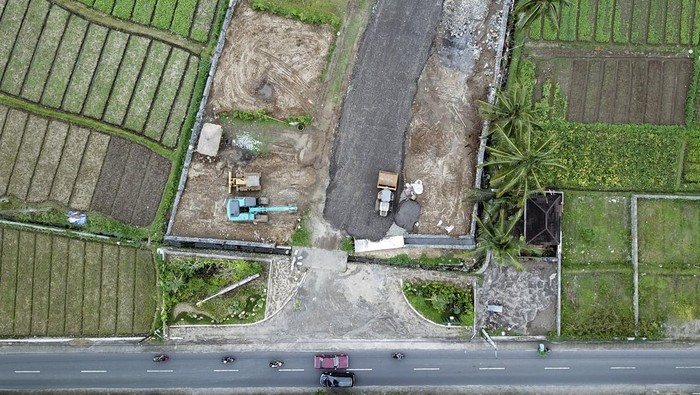 ALIH FUNGSI LAHAN PERTANIAN PRODUKTIF DI LOMBOK Foto udara pembangunan kompleks perumahan di tengah kawasan lahan pertanian produktif di Desa Bug-Bug, Kecamatan Lingsar, Lombok Barat, NTB, Minggu (29/1/2023). Menurut data Dinas Pertanian dan Perkebunan NTB, alih fungsi lahan pertanian produktif di kabupaten dan kota di wilayah Pulau Lombok mencapai 17.334,19 hektare per tahun yaitu di Kota Mataram seluas 638,10 hektare, Lombok Barat 1.624,80 hektare, Lombok Tengah 3.118,59 hektare, Lombok Utara 5.061,50 hektare dan Lombok Timur 6.891,20 hektare per tahun. ANTARA FOTO/Ahmad Subaidi/nym.