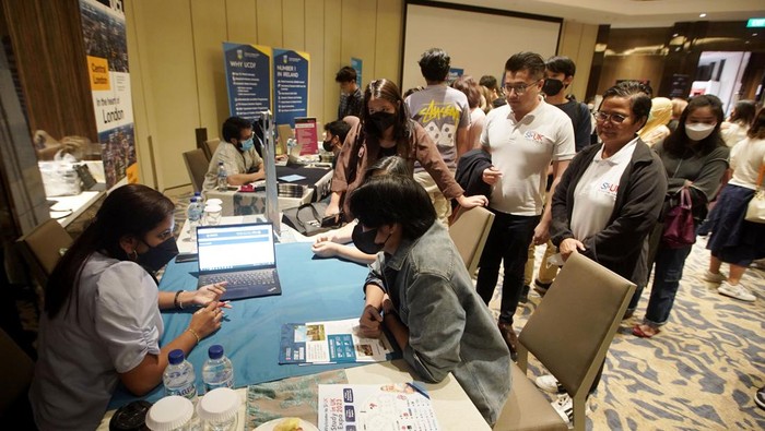 Antusiasme Warga +62 Kunjungi Pameran Pendidikan UK 2023 UK menjadi salah satu negara incaran banyak pelajar Indonesia melanjutkan ke jenjang pendidikan tinggi. Satu alasannya yakni sistem pendidikan di UK yang sangat bagus.