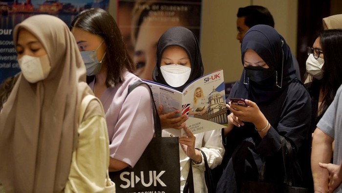 Antusiasme Warga +62 Kunjungi Pameran Pendidikan UK 2023 UK menjadi salah satu negara incaran banyak pelajar Indonesia melanjutkan ke jenjang pendidikan tinggi. Satu alasannya yakni sistemΒ pendidikan di UK yang sangat bagus.