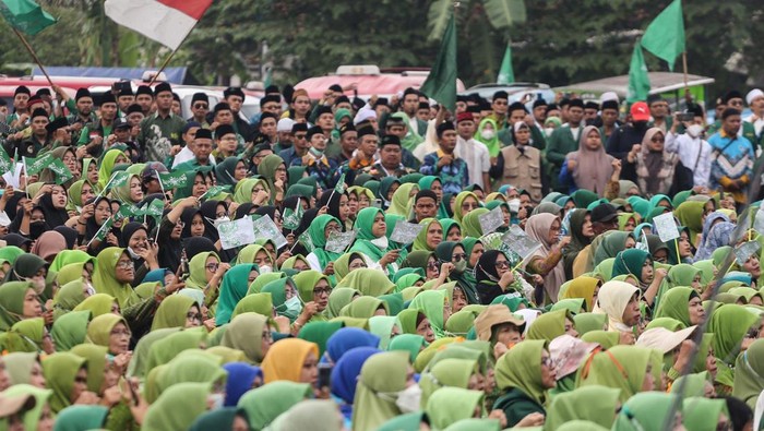 Sejumlah simpatisan Nahdlatul Ulama (NU) berdoa saat mengikuti apel akbar satu abad NU di Depok, Jawa Barat, Minggu (29/1/2023). Kegiatan yang dihadiri ribuan simpatisan tersebut untuk menyemarakkan peringatan satu abad lahirnya NU pada 31 Januari 2023 mendatang. ANTARA FOTO/Asprilla Dwi Adha/nym.