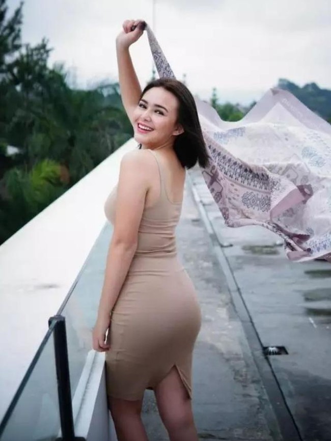 Selain BCL juga ada Amanda Manopo yang sempat terlihat mengenakan dress berwarna nude yang menyerupai dengan warna kulitnya. Dress tanpa lengan yang memiliki belahan pada bagian bawah belakang roknya itu tampak memperlihatkan dengan jelas bentuk tubuh Amanda Manopo. Foto: Instagram