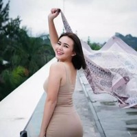 Selain BCL juga ada Amanda Manopo yang sempat terlihat mengenakan dress berwarna nude yang menyerupai dengan warna kulitnya. Dress tanpa lengan yang memiliki belahan pada bagian bawah belakang roknya itu tampak memperlihatkan dengan jelas bentuk tubuh Amanda Manopo. Foto: Instagram