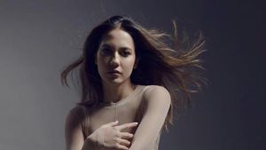 8 Foto Artis Berbusana Warna Kulit yang Bikin Salfok, BCL Hingga Ariel Tatum