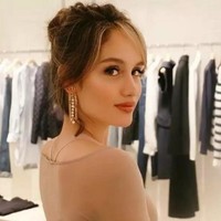 Cinta Laura tampil dengan crop top lengan panjang berwarna senada dengan warna kulitnya. Crop top ketat yang dikenakan Cina juga tampak membuat bentuk tubuhnya jelas terlihat. Foto: Instagram