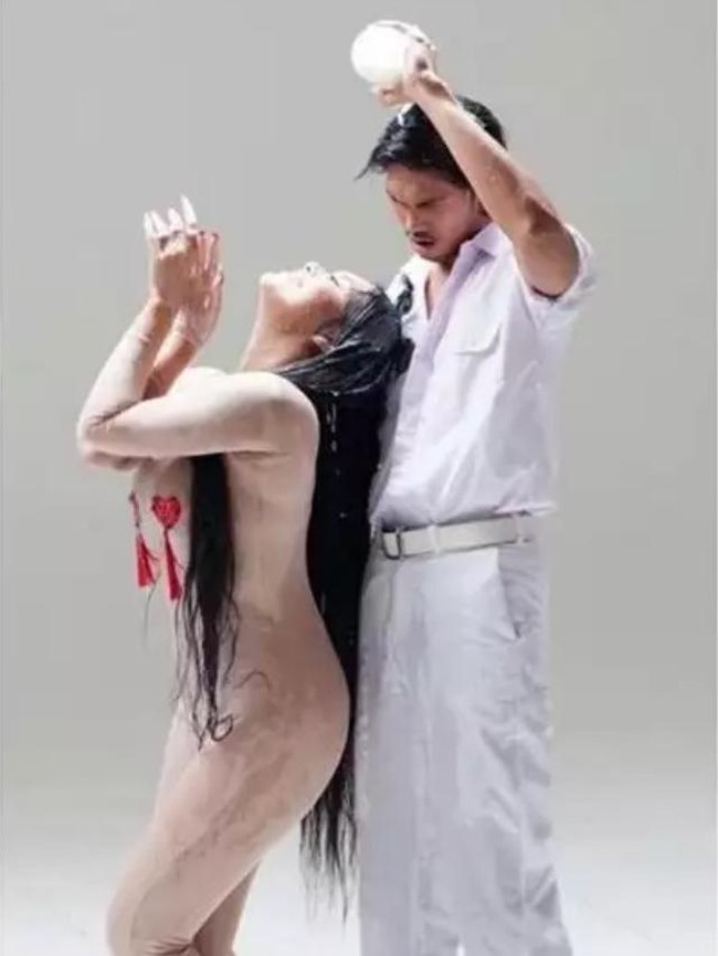 Gaya Denada saat mengenakan jumpsuit panjang ketat tak kalah mencuri atensi dan bikin salfok. Busana yang dikenakan Denada itu tampak membentuk lekuk tubuhnya. Pada bagian dadanya terdapat dua aksen berwarna merah yang memiliki sedikit rumbai. Foto: Instagram