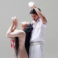 Gaya Denada saat mengenakan jumpsuit panjang ketat tak kalah mencuri atensi dan bikin salfok. Busana yang dikenakan Denada itu tampak membentuk lekuk tubuhnya. Pada bagian dadanya terdapat dua aksen berwarna merah yang memiliki sedikit rumbai. Foto: Instagram