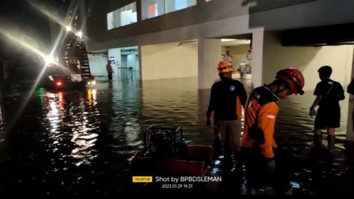 Basement hotel di Babarsari Sleman kebanjiran, Minggu (29/1/2023).