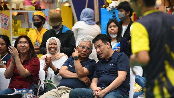 Bidik Pengusaha Sumatera Utara Direktur Distribution & Funding Bank BTN Jasmin bersama mantan atlet bulutangkis Indonesia Susi Susanti serta Alan Budi Kusuma secara simbolis memberikan hadiah kepada para pemenang Badminton Tournament pada acara Road Show Tabungan BTN Bisnis di Medan, Sumatera Utara, Sabtu (24/9). Road Show Tabungan BTN Bisnis di Medan ini diharapkan dapat mempermudah transaksi pengusaha yang ada di Sumatera Utara dalam menjalankan bisnisnya. BTN sebelumnya sudah melakukan road show yang sama di Kota Singkawang dan Semarang menyusul akan dilakukan berikutnya di Surabaya dan Bandung.