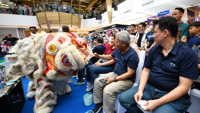 Bidik Pengusaha Sumatera Utara Direktur Distribution & Funding Bank BTN Jasmin bersama mantan atlet bulutangkis Indonesia Susi Susanti serta Alan Budi Kusuma secara simbolis memberikan hadiah kepada para pemenang Badminton Tournament pada acara Road Show Tabungan BTN Bisnis di Medan, Sumatera Utara, Sabtu (24/9). Road Show Tabungan BTN Bisnis di Medan ini diharapkan dapat mempermudah transaksi pengusaha yang ada di Sumatera Utara dalam menjalankan bisnisnya. BTN sebelumnya sudah melakukan road show yang sama di Kota Singkawang dan Semarang menyusul akan dilakukan berikutnya di Surabaya dan Bandung.