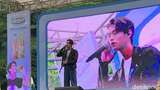 Bright Vachirawit Sapa Fans Indonesia, Pamer Otot Hingga Main Lato-Lato