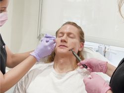 Sosok Miliarder yang Habiskan Rp 29 M untuk Jadi Remaja