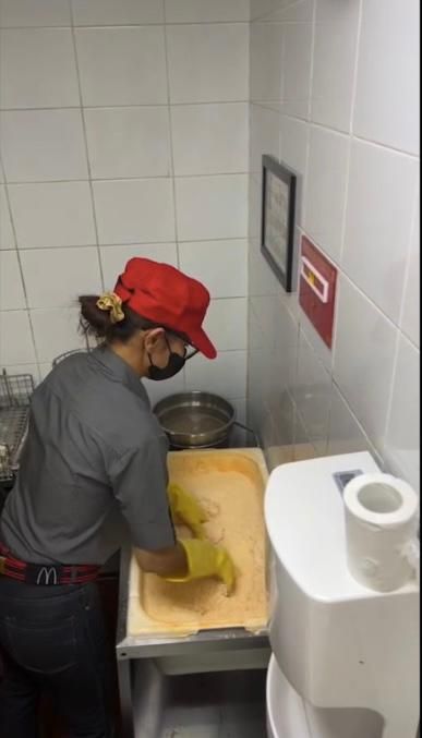 Bunda Corla Kerja di McDonald's Jakarta, Goreng Ayam hingga Layani Pembeli