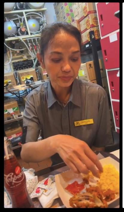 Bunda Corla Kerja di McDonald's Jakarta, Goreng Ayam hingga Layani Pembeli