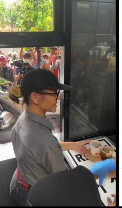 Bunda Corla Kerja di McDonald's Jakarta, Goreng Ayam hingga Layani Pembeli