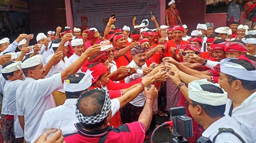 Bupati Karangasem I Gede Dana bersama para OPD dan undangan terkait saat merayakan Hari Arak Bali dengan tos satu sloki di Pura Batu Belah, Desa Datah, Kecamatan Abang, Karangasem, Bali Minggu (29/1/2023) (Foto: I Wayan Selamat Juniasa/detikBali)