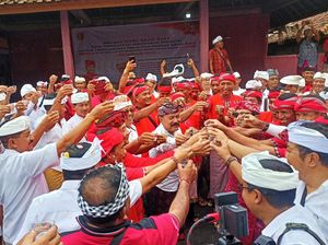 Rayakan Hari Arak Bali, Bupati Karangasem Tos Satu Sloki Bareng Anak Buah