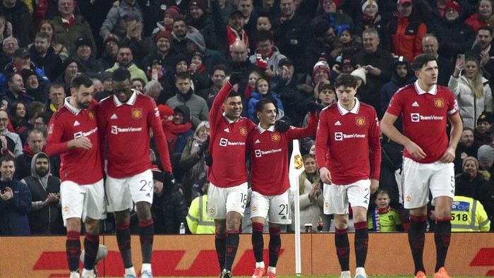 Manchester Uniteds Casemiro, (18), celebrates with teammates after scoring the opening goal of the game during the English FA Cup 4th round soccer match between Manchester United and Reading at Old Trafford in Manchester, England, Saturday, Jan. 28, 2023. (AP Photo/Rui Vieira)
