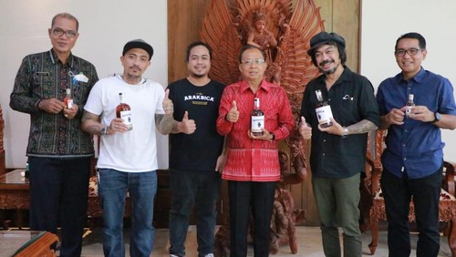 Co-Founder Arakbica Komang Wena Wahyudi bersama Gubernur Bali I Wayan Koster.