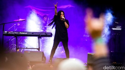 Aksi Cokelat Reuni di Panggung Konser Sheila On 7