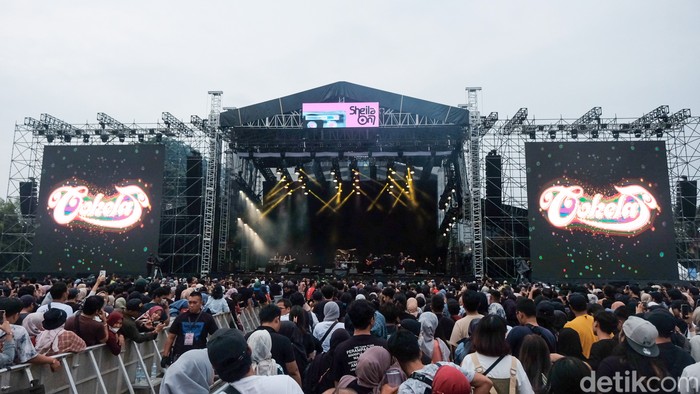 Band Cokelat reuni di panggung konser Sheila On 7 pada Sabtu (28/1/2023) di JIExpo Kemayoran, Jakarta.