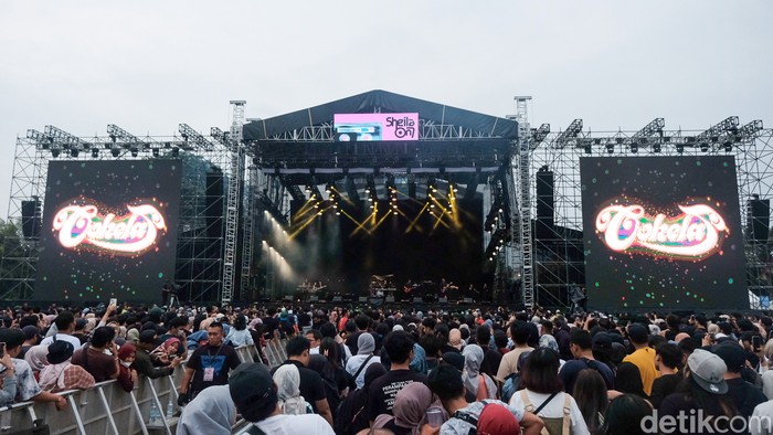 Cokelat Band Cokelat reuni di panggung konser Sheila On 7 pada Sabtu (28/1/2023) di JIExpo Kemayoran, Jakarta.