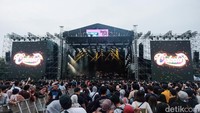 Cokelat tampil dalam formasi lengkap di panggung konser tunggal Sheila On 7 di JIExpo Kemayoran, Jakarta, Sabtu (28/1/2023). (Foto: Andhika Prasetia/detikcom)  