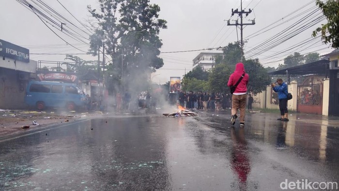 Demo Aremania ricuh