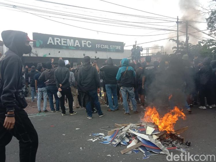 Penampakan Sisa Ricuh Demo Aremania di Kandang Singa Arema FC