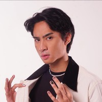 Nail art dengan tema warna hitam pun pernah dicobanya. Kuku-kukunya dihias dengan berbagai motif bergaya gothic. Foto: Instagram/@iamdevano