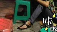 Di samping itu, ia juga dikenal dengan kesederhanaannya. Ia bahkan tak gengsi ketika makan di warung kaki lima, seperti yang terlihat pada foto ini. Foto: Instagram