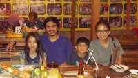 Sejak dulu, Duta sudah terbiasa makan di warung-warung kaki lima. Ini momen jadulnya saat makan bersama keluarga di sebuah warung. Foto: Instagram