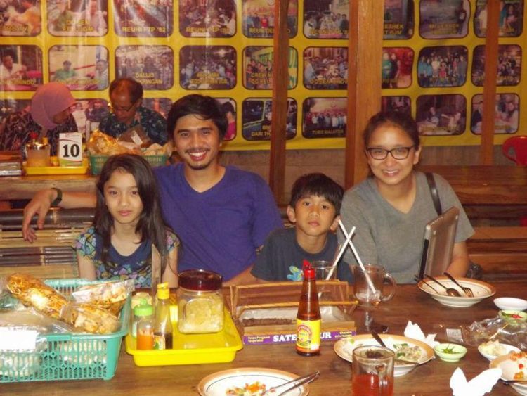 Duta Sheila on 7 Tak Pernah Gengsi Makan di Warung Kaki Lima