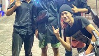 Momen ini adalah bukti lain bahwa Duta Sheila on 7 tak gengsi makan di warung tenda. Ini momennya saat makan di warung nasi hainan yang ada di Yogyakarta. Foto: Instagram
