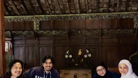 Terakhir ada momen saat makan di kafe bernuansa Jawa bersama sang istri dan kedua temannya. Foto: Instagram