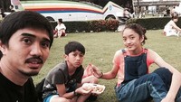 Selain karena karyanya, Duta Sheila on 7 banyak diidolakan karena kehidupannya yang sederhana. Ia juga dikenal sebagai sosok suami dan ayah yang baik untuk istri dan anaknya. Foto: Instagram
