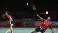Feng Yan Zhe/Huang Dong Ping tampil lebih tenang dan berhasil mengamankan kemenangan di gim pertama 21-15.