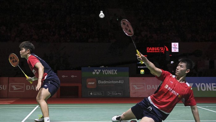 FENG YAN ZHE/HUANG DONG PING JUARA INDONESIA MASTERS 2023 Pebulu tangkis ganda campuran China Feng Yan Zhe (kanan) berpasangan dengan Huang Dong Ping (kiri) berselebrasi usai menang melawan rekan senegaranya pebulu tangkis ganda campuran China Jiang Zhen Bang dan Wei Ya Xin pada final turnamen Daihatsu Indonesia Masters 2023 di Istora Gelora Bung Karno, Senayan, Jakarta, Minggu (29/1/2023). Feng Yan Zhe/Huang Dong Ping berhasil menjadi juara Indonesia Masters 2023 usai menang dengan skor 21-15, 16-21, dan 21-19. ANTARA FOTO/M Risyal Hidayat/tom.